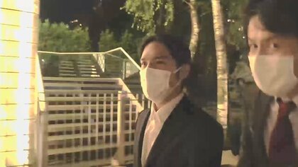 小室圭さん  ニューヨークの法律事務所へ　一時帰国前に　にこやかに一礼する姿も