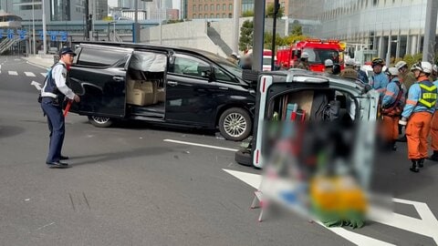 0歳の赤ちゃんが事故で…乗用車がハイヤーと衝突・横転し5人搬送　乗用車の信号無視か　東京・港区
