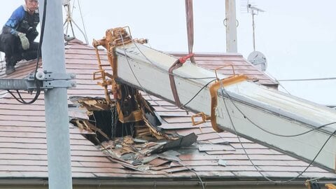 クレーン撤去作業で周辺の道路一時交通規制も解除　先端が隣家の屋根に突き刺さったクレーン車横転事故　東京・品川区