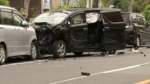 車と自転車7台絡む事故 6人けが　警察官2人が車にはねられる