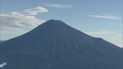 閉山中の富士山静岡側でアメリカ国籍の女性が道迷い 「夜で恐怖を感じていて…」 警察の山岳遭難救助隊が出動する事態に