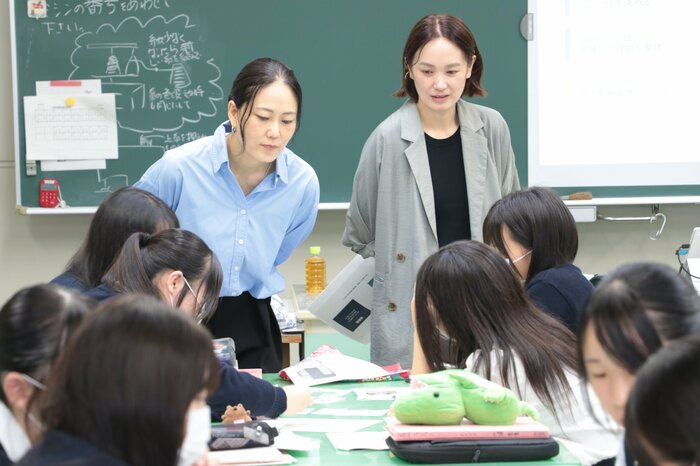 福島県矢吹町の高校生に講義するキャンプCEOの榊原美歩さん（左）とCOOの鈴木愛子さん