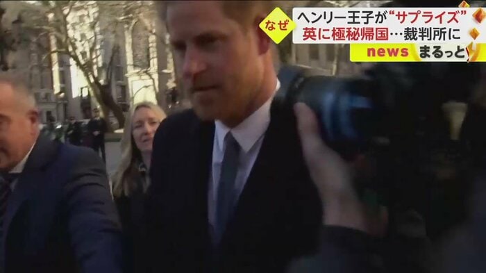 サプライズの登場に、カメラマンも慌ててレンズを向ける(英・ロンドン 王立裁判所 27日)