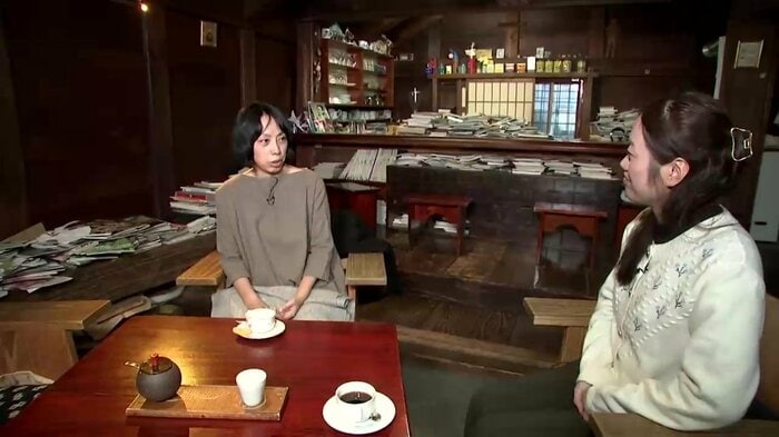 インタビューに答える木村紅美さん（岩手・盛岡市内にて）