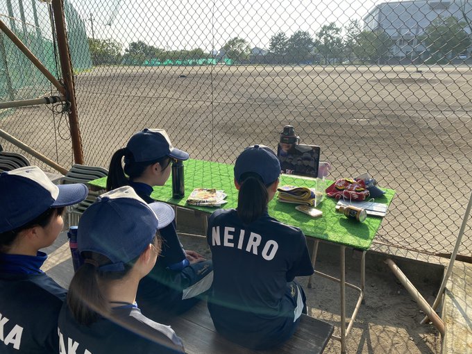 大会の様子を見つめる豊野高の女子マネージャー
