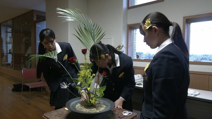葉で「いのちの広がり」、中心の花で「生命力」を表現しようと試行錯誤する3人