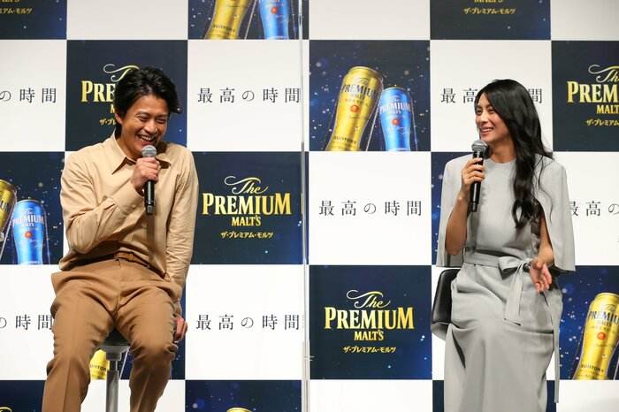 笑顔で語る小栗旬と柴咲コウ