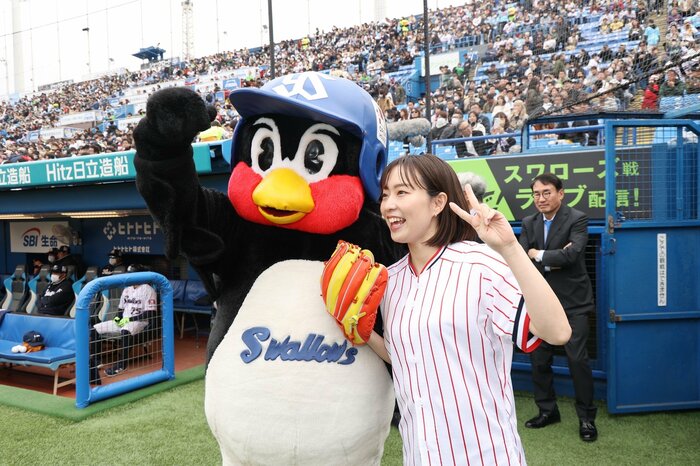 つば九郎とポーズ