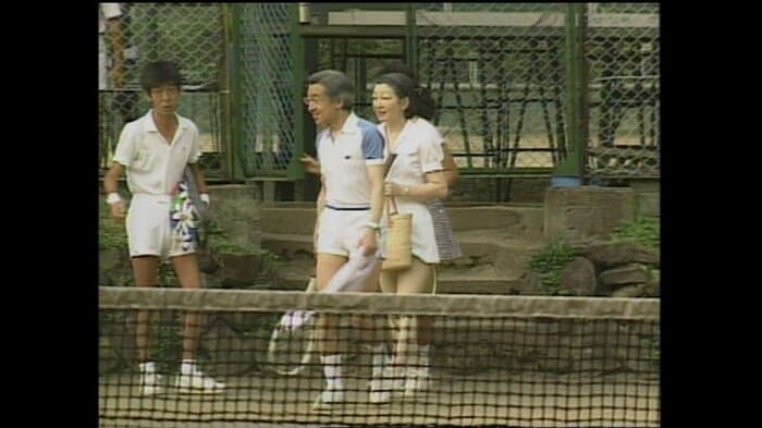 思い出のコートでテニスをされる両陛下(長野・軽井沢町)