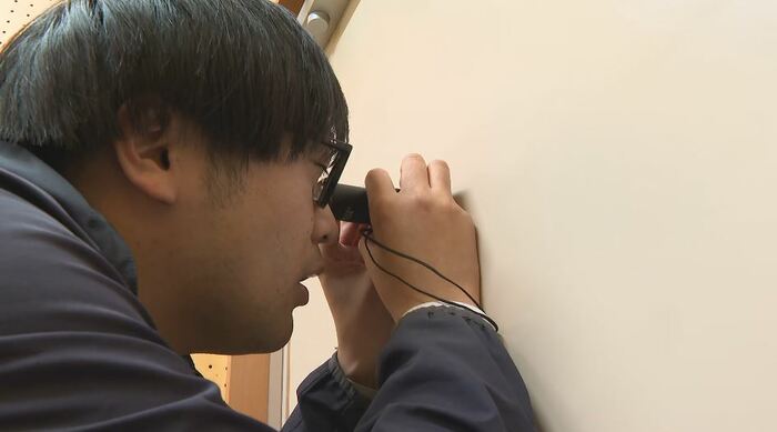 単眼鏡をドアスコープに当てて…(記者の検証)