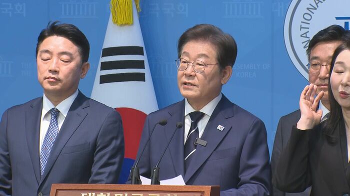 国会で記者会見を行う李在明氏(2025年4月11日)