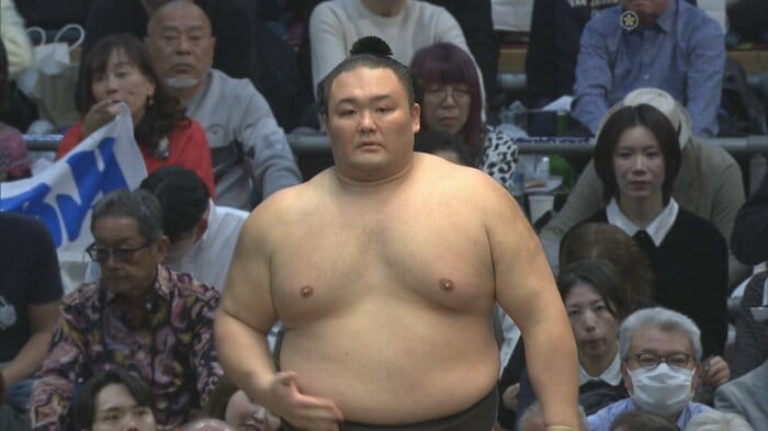 春場所2日目の取組に臨む朝乃山（9日）