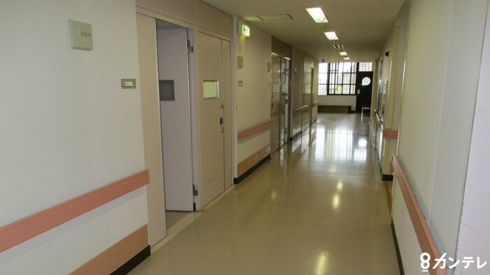 消毒液など物がない廊下