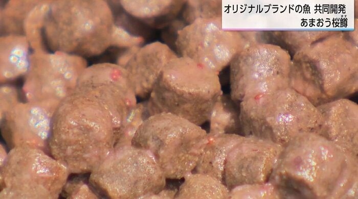 （液体にしたあまおうを混ぜた餌）