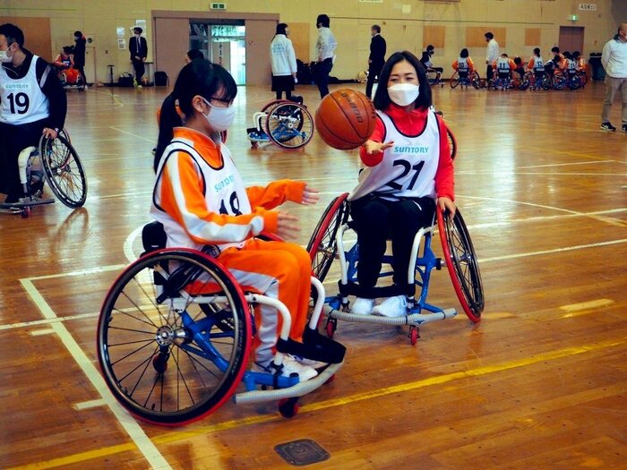 谷さんはサントリー社員としてパラスポーツの普及活動に取り組む(写真は2021年12月気仙沼にて撮影)