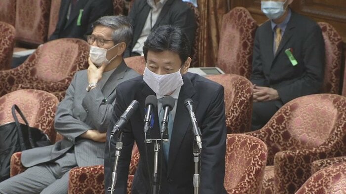 「国民感情に寄り添いながら国交省において検討を進めている」と発言する西村経済再生担当相