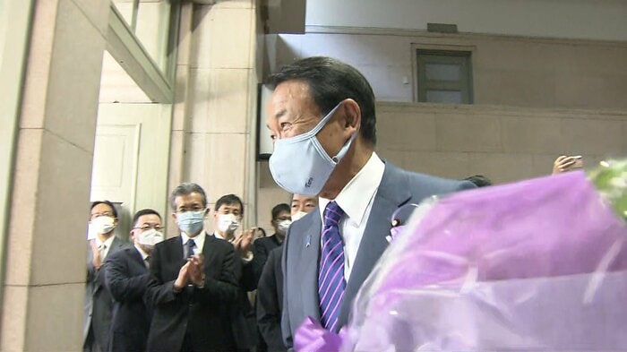 麻生前財務大臣を見送る矢野財務次官(2021年10月)。寄稿は麻生氏の了解を得ていた