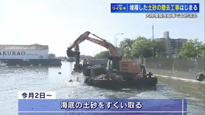 廿日市市の海上にある作業用の台船