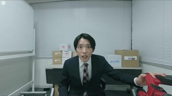 高額な商品の勧誘をする販売員(提供:消費者庁)