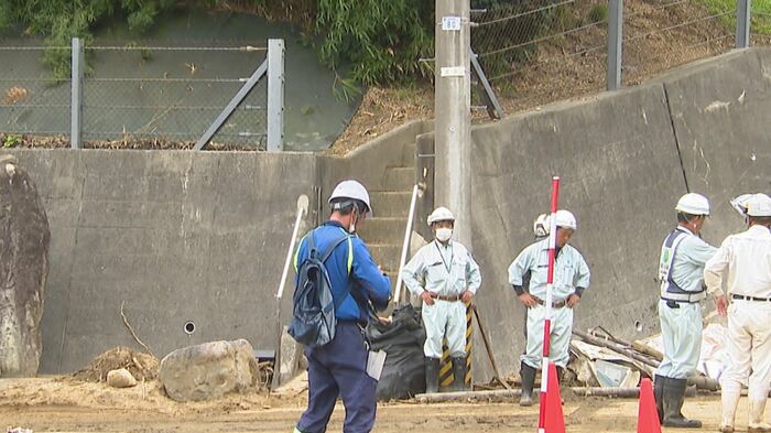 公会堂の正面にある階段を使って高台へ