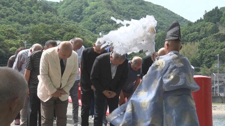 茅の輪くぐり・人形流し…“半年分の厄”を払って「気持ちすっきり」 新潟・佐渡市の神社で厄払い神事 残り半年の健康などを祈願｜FNNプライムオンライン