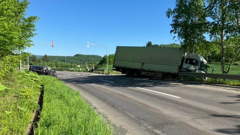 【速報】乗用車は前面が大破―トラックは車体の半分が路外に〈10代と40代の女性を含む3人が病院に搬送〉「トラックと乗用車が衝突している」と通報_北海道北見市｜FNNプライムオンライン