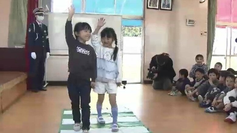 この春に入学する新1年生が交通ルール学ぶ　警察官と通学路を歩いて注意点を確認　福岡・北九州市｜FNNプライムオンライン