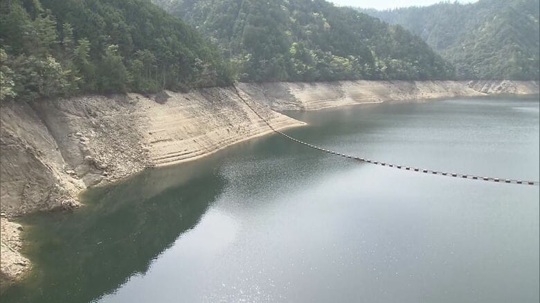ダムの水位低下し岩がむき出しに…豊川用水で“5％節水”がスタート 田植えなど控えた農家は「雨を願うだけ」｜FNNプライムオンライン