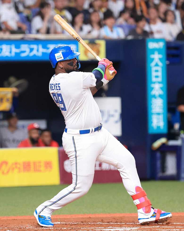【ファイターズ】レイエスが4番で先制ホーム！ガラポン抽選から流れをつかむ 新庄監督が“サングラスサイン”のサプライズ！北山は2回無失点の好投！｜FNNプライムオンライン