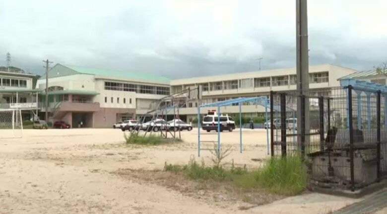 【速報】小学校のグラウンドで児童が車の下敷きに　足の指から出血　広島・坂町｜FNNプライムオンライン