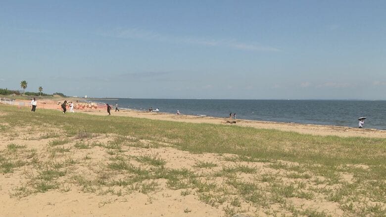 上空を飛行中に急降下…熱気球が海岸に緊急着陸しバスケットが横倒しに 乗っていた操縦士と客計3人がケガ｜FNNプライムオンライン