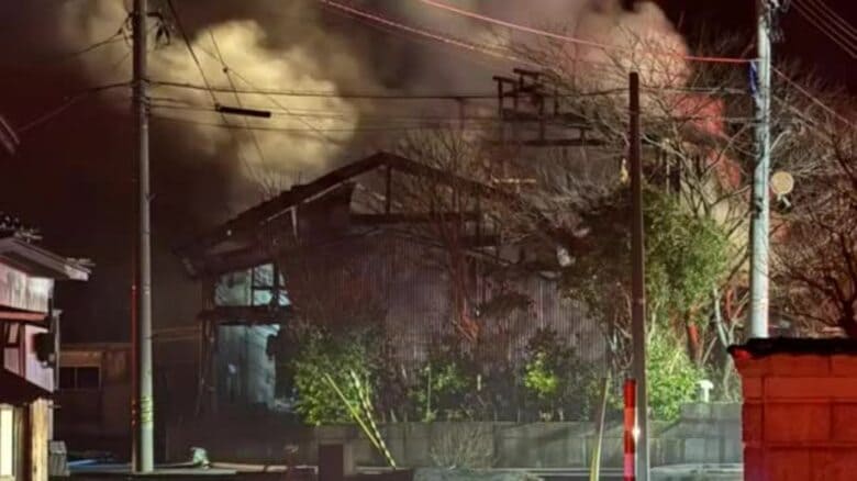 【速報】富山市水橋下砂子坂で火災 「住宅が燃えている」と通報　消防が消火活動中｜FNNプライムオンライン