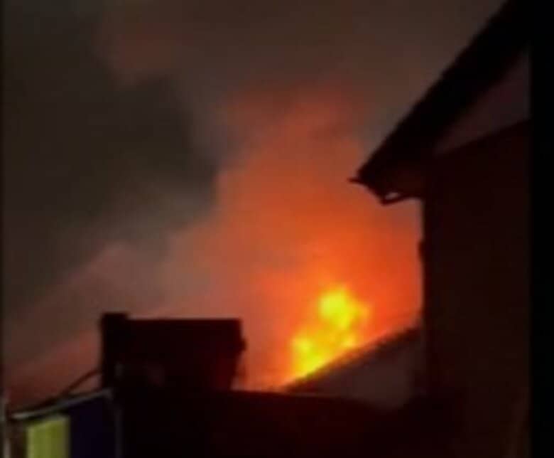 【速報】住宅3棟が焼ける火災　焼け跡から遺体…この家に住む高齢男性か　和歌山・新宮市｜FNNプライムオンライン