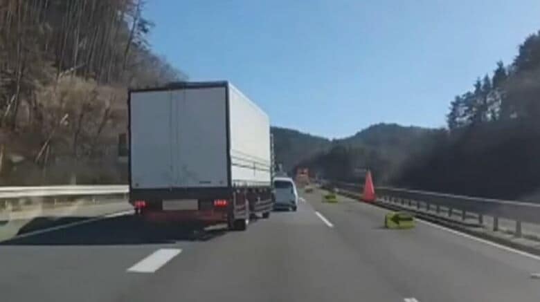 「怖い怖い怖い」高速道路で“蛇行運転”繰り返す　トラック運転手は「ニヤニヤしてこっちを…」　目撃者はパニック　｜FNNプライムオンライン