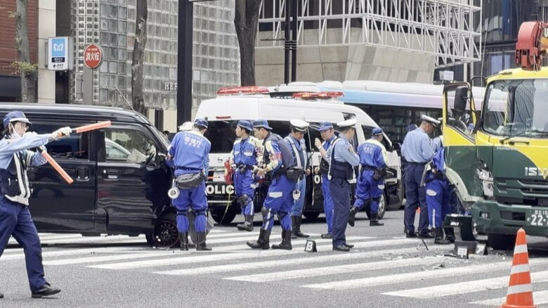 銀座で乗用車とトラックの事故 交差点に破片など散乱 乗用車の男性運転手を搬送 中央線はみ出し対向車線のトラックに接触か|FNNプライムオンライン