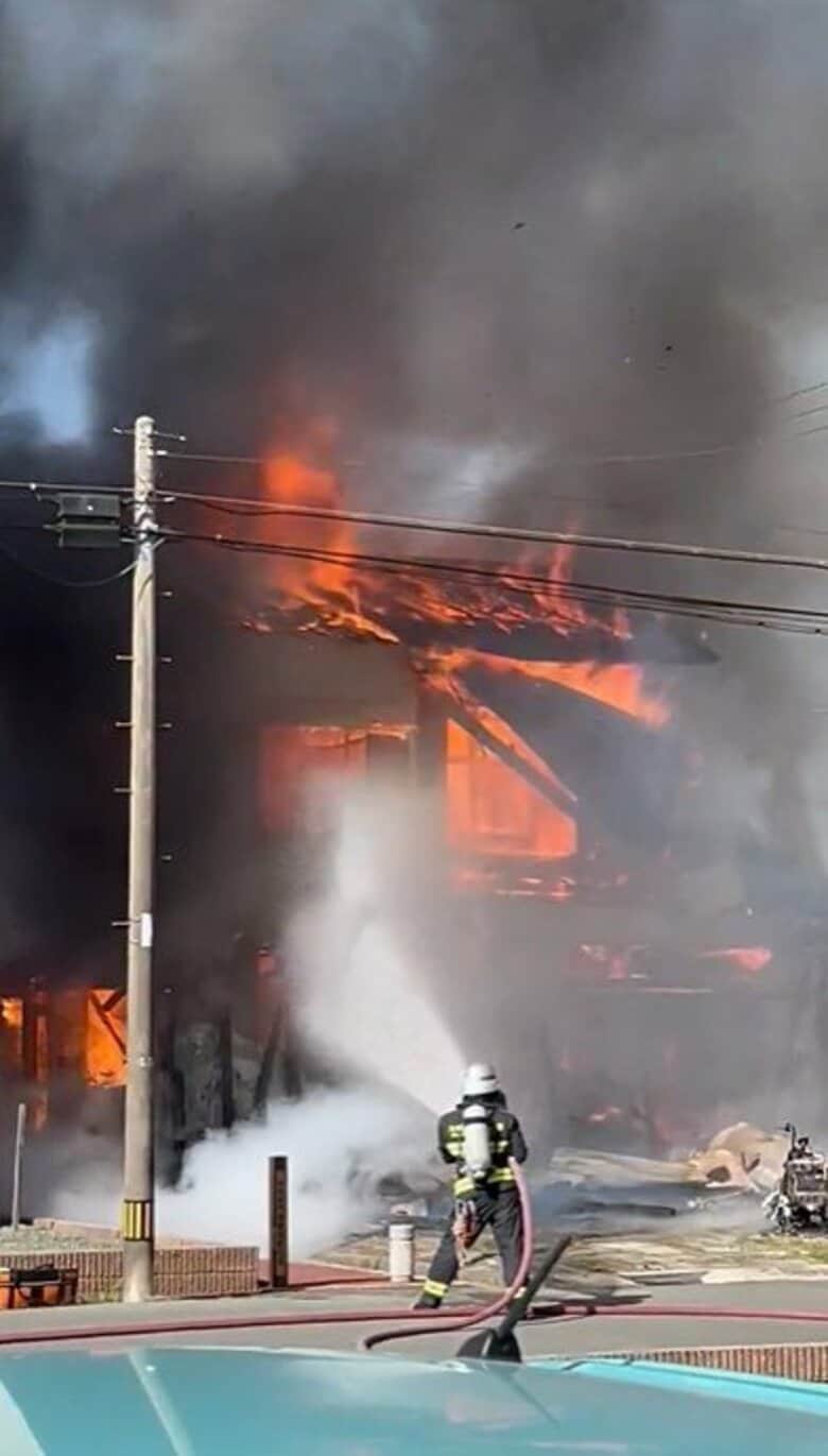 【速報】激しく炎上　大牟田市で木造2階建て住宅と小屋が燃える火事　住宅には2人が暮らす　福岡｜FNNプライムオンライン