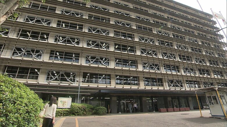 埼玉県警は、映っていた女性40人のうち26人について女子中高生と確認した。
