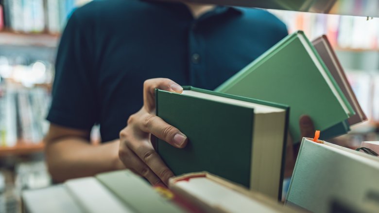 図書館の本も個人所有の本も財産(画像はイメージ)