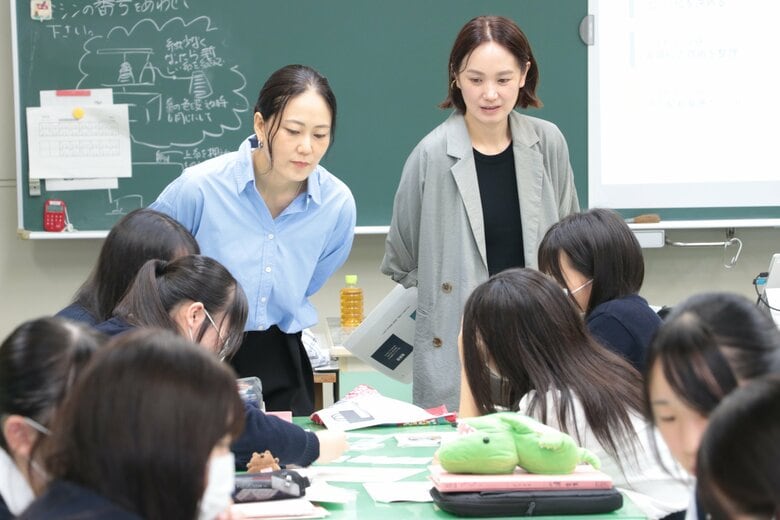 福島県矢吹町の高校生に講義するキャンプCEOの榊原美歩さん（左）とCOOの鈴木愛子さん
