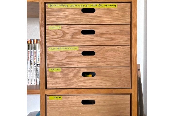 教科書などを入れている引き出し。こちらもテープでしっかりと管理