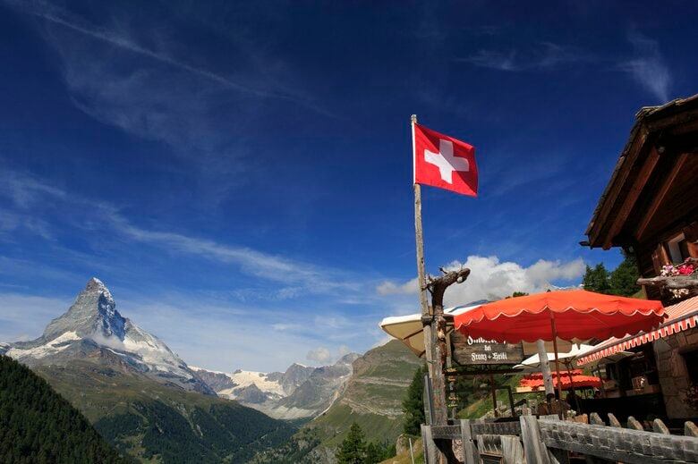 スイスは「永世中立」を守るため武器の再輸出も認めてこなかった