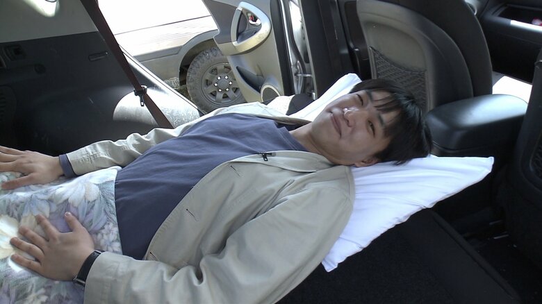 足を伸ばしきれず寝心地もあまり良くない様子