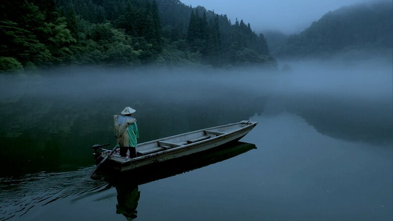 「霧幻峡の渡し」幻想的な霧の中を進む渡し舟で廃村集落へ