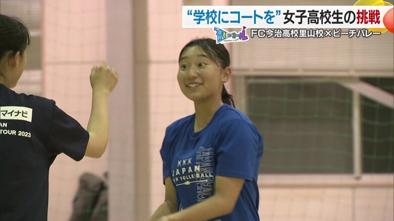 ボールを追いかけるビーチバレーボール