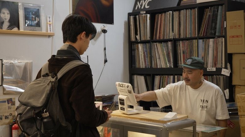 レコード購入の男性客「以前はもう少し安かった…」