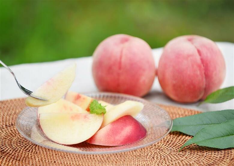 内藤農園のジュエリーピーチ　果汁が溢れるほどジューシーで甘いのが特徴