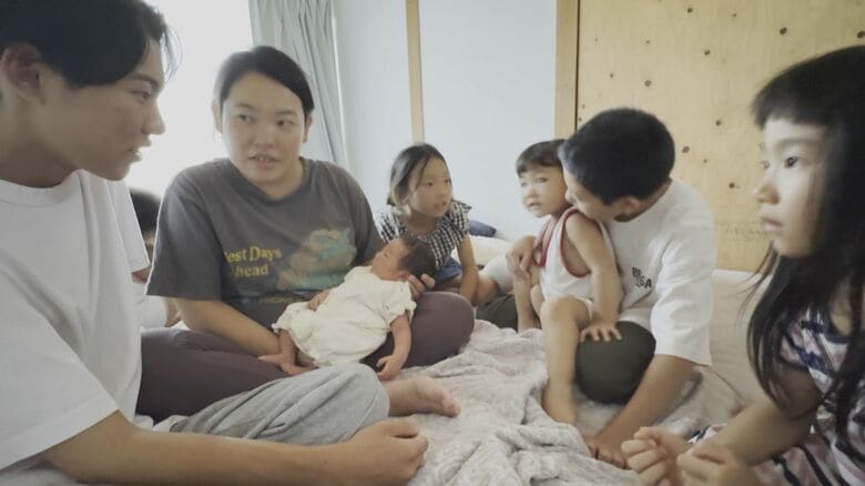 10人目の赤ちゃん「つきみちゃん」を囲む兄姉たち