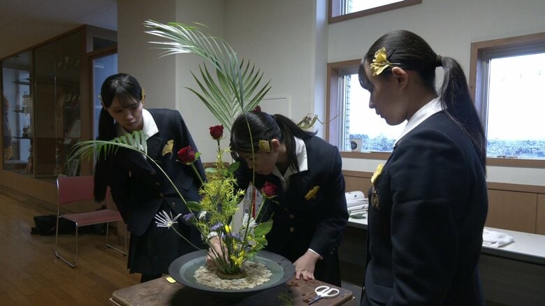 葉で「いのちの広がり」、中心の花で「生命力」を表現しようと試行錯誤する3人
