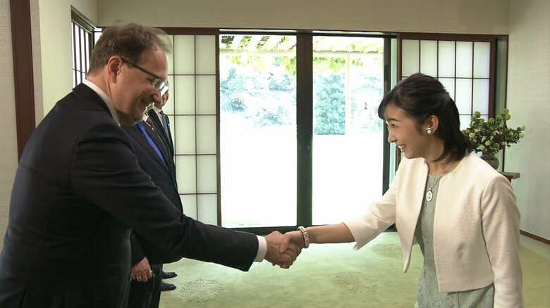 再会されたハンガリーの国会議員と固く握手をされる佳子さま