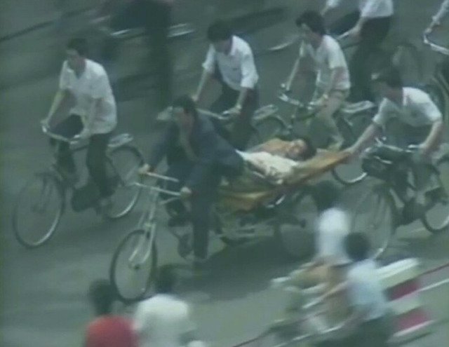 傷付いた仲間を運ぶ若者たち（1989年6月4日）